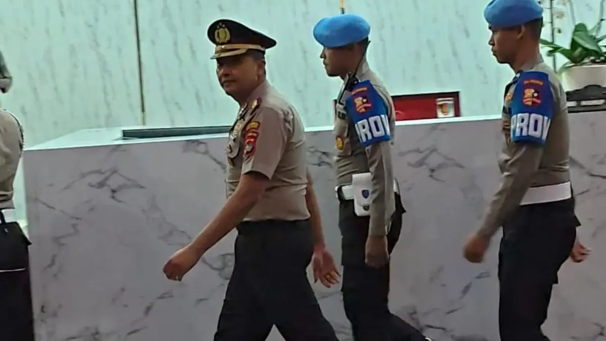 Mantan Kapolres Bima Kota AKBP Didik Putro Kuncoro (kedua kanan) berjalan keluar dari ruang sidang usai mengik