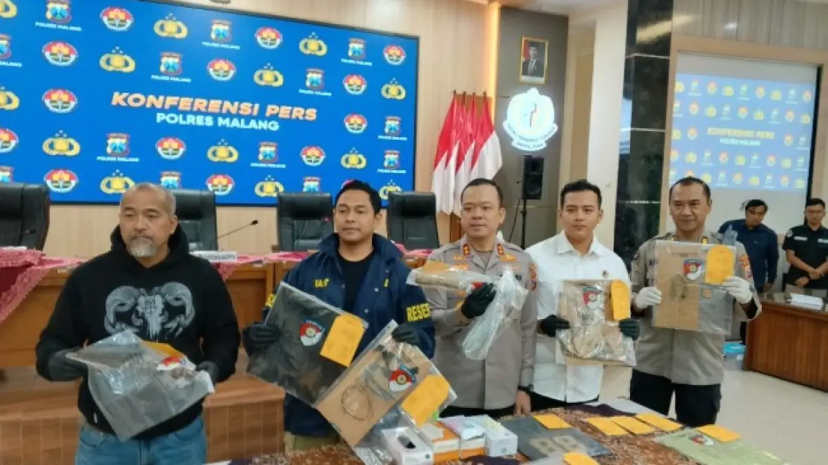 Petugas Satreskrim Polres Malang menunjukkan sejumlah barang bukti saat konferensi pers pengungkapan kasus pem