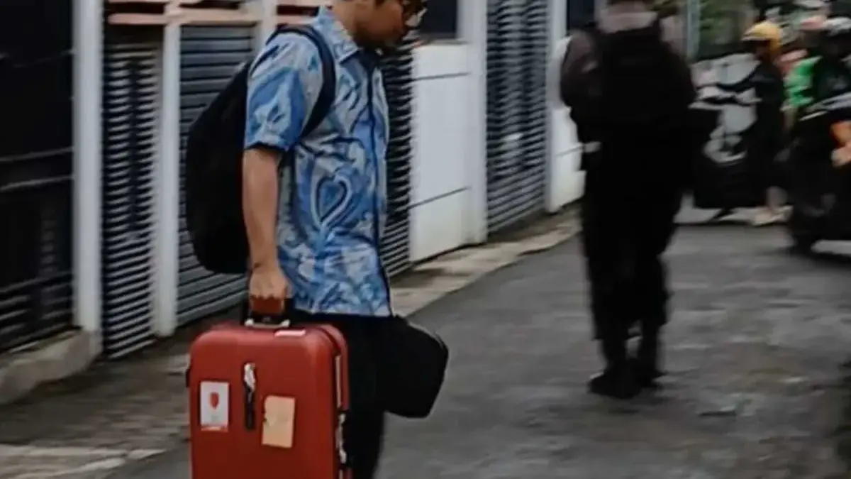 Seusai penggeledahan Penyidik KPK mengangkut 3 koper diduga berisi barang bukti dari rumah Kepala Dinas Pekerj