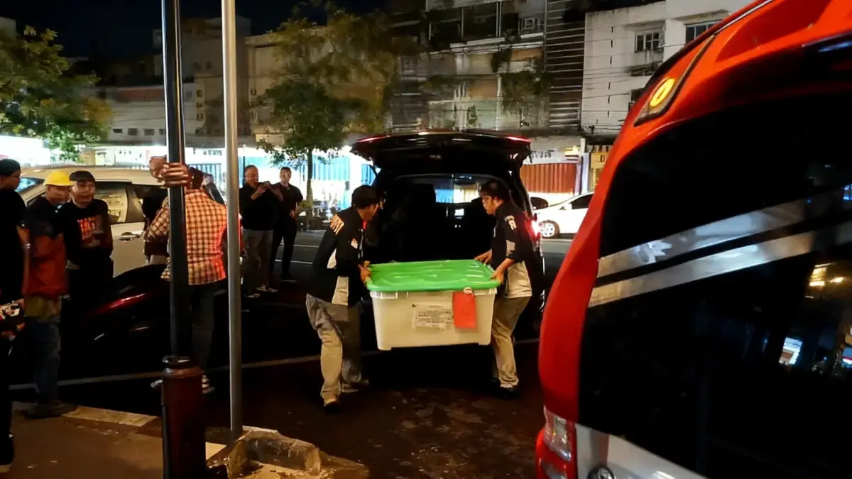 Penggeledahan dilakukan di Toko Emas Semar yang berlokasi di Jalan Ahmad Yani, Kelurahan Payaman, Kecamatan/Ka