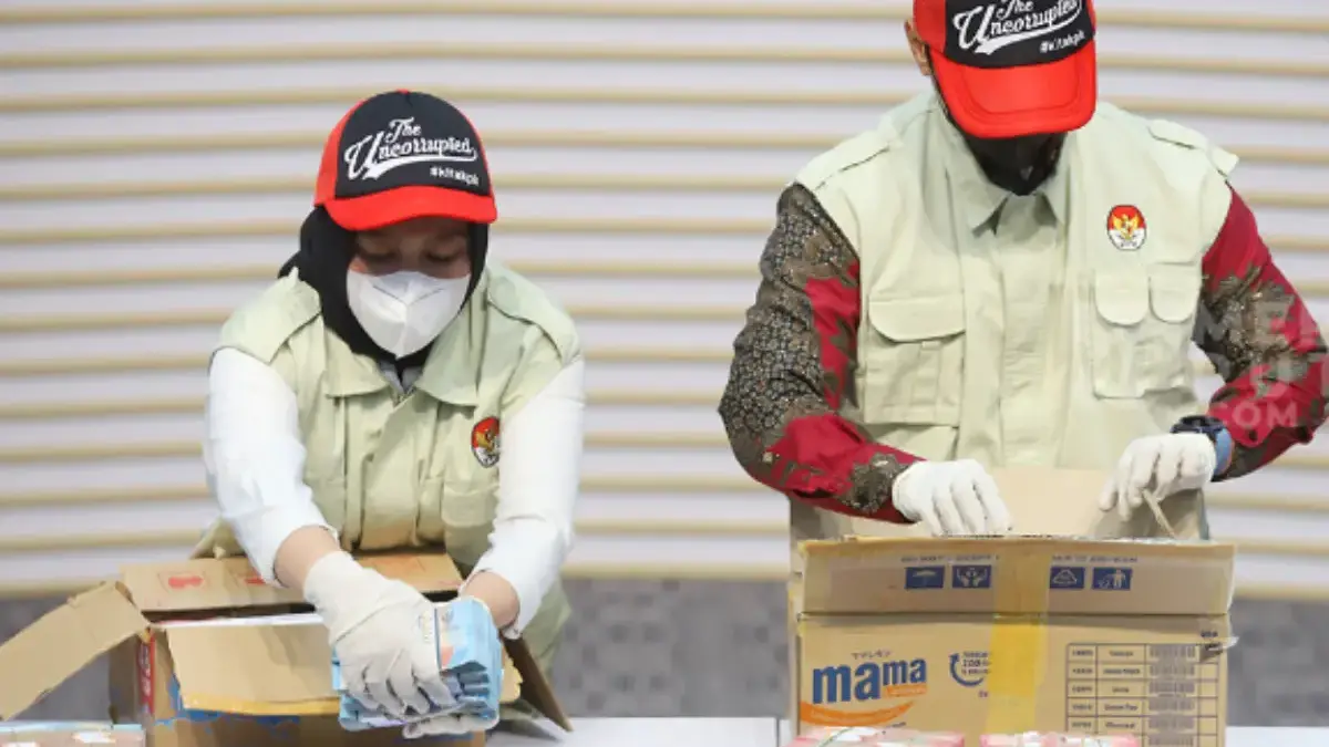 Petugas KPK menunjukkan barang bukti berupa uang tunai yang disita saat Operasi Tangkap Tangan (OTT, pada Kami