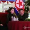 Pemimpin Korea Utara Kim Jong-un (kanan), bersama putrinya Ju-ae (kan) dan istrinya, Ri Sol-ju, menghadiri seb