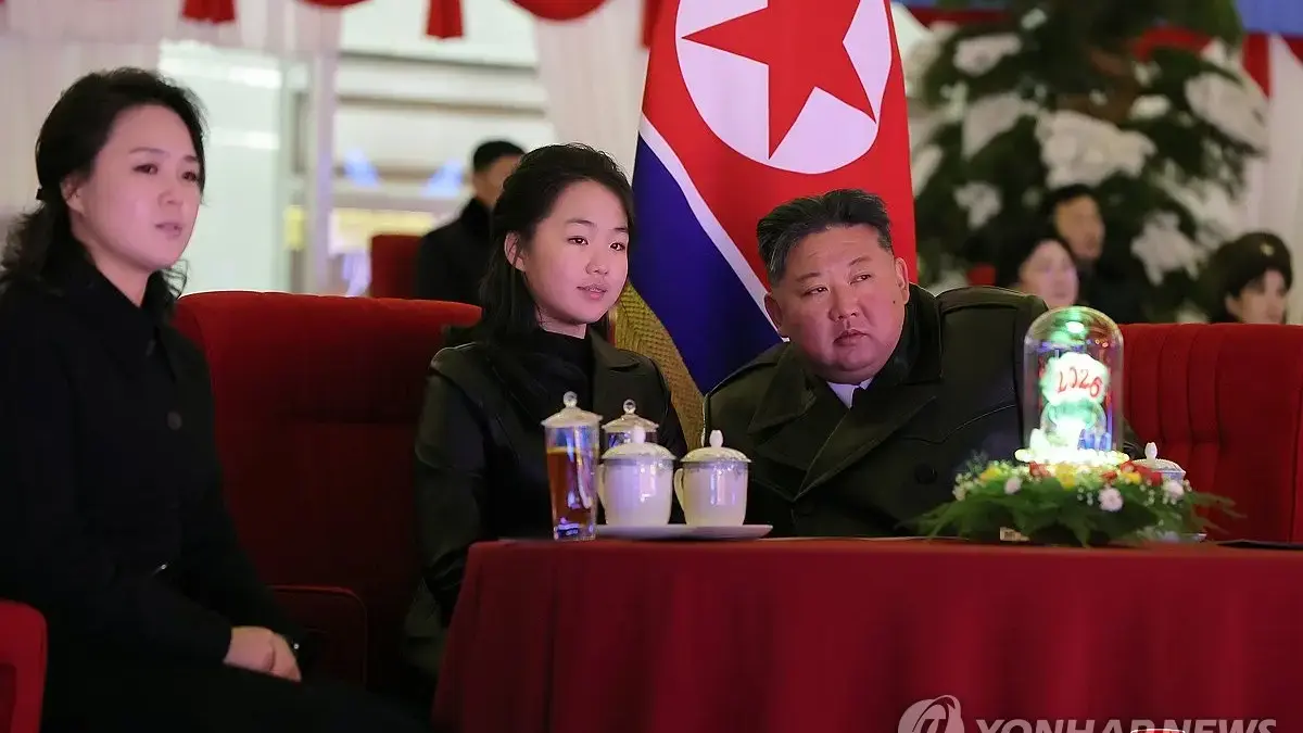 Pemimpin Korea Utara Kim Jong-un (kanan), bersama putrinya Ju-ae (kan) dan istrinya, Ri Sol-ju, menghadiri seb