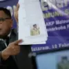 Asmuni, kuasa hukum bekas Kasatresnarkoba Polres Bima Kota AKP Malaungi konferensi pers di kantornya, Kamis (1