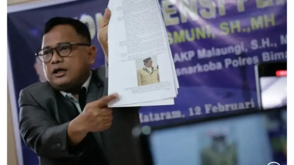 Asmuni, kuasa hukum bekas Kasatresnarkoba Polres Bima Kota AKP Malaungi konferensi pers di kantornya, Kamis (1