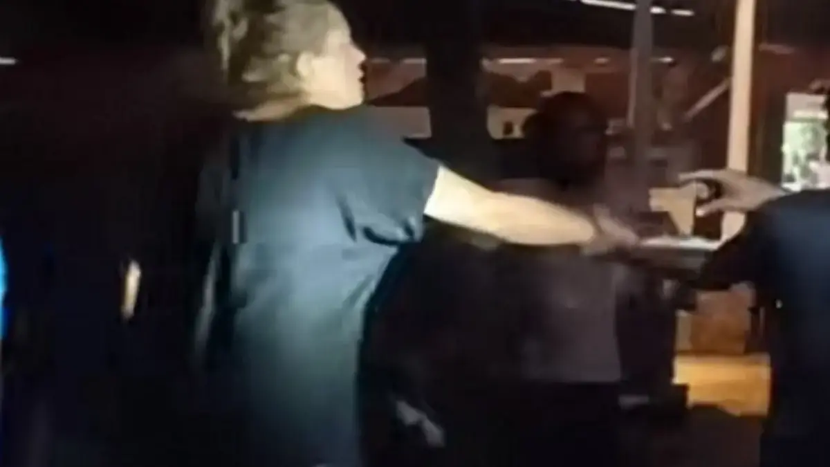 Tangkapan layar video viral seorang bule wanita ngamuk saat warga menggelar tadarusan di Gili Trawangan, Rabu