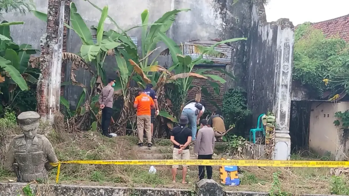 Sejumlah Fakta Temuan Mayat Ibu dan Anak di Kolam Bekas Asrama Polisi Jombang Lokasi penemuan mayat ibu dan anak yang diduga dibakar di kolam eks Aspol Jombang. (ISTIMEWA)
