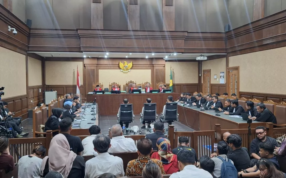 Tiga terdakwa tindak pidana korupsi tata kelola minyak mentah dan produk kilang pada PT Pertamina (Persero), s