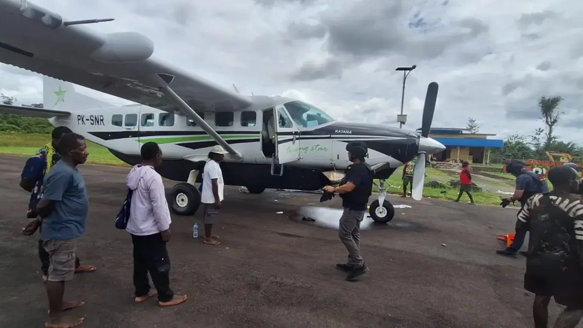 Hasil Olah TKP Soal Penembakan Pesawat Smart Air PK-SNR di Bandara Korowai Batu: 13 Lubang Bekas Tembakan Olah TKP kasus penembakan pesawat Smart Air di Bandara Korowai, Papua Selatan. (IST)