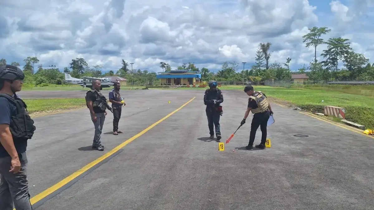 Kasus Penembakan Pesawat Smart Air PK-SNR di Bandara Korowai Batu: Sejumlah Barang Bukti Diamankan Olah TKP kasus penembakan pesawat Smart Air di Bandara Korowai, Papua Selatan. (IST)