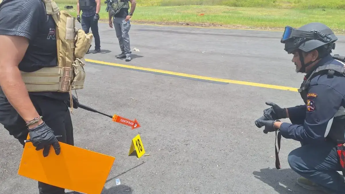 Olah TKP kasus penembakan pesawat Smart Air di Bandara Korowai, Papua Selatan. (IST)