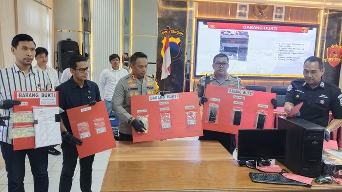 Polisi menetapkan Direktur Utama sekaligus pemilik PO Cahaya Trans Ahmad Warsito sebagai tersangka kasus kecel