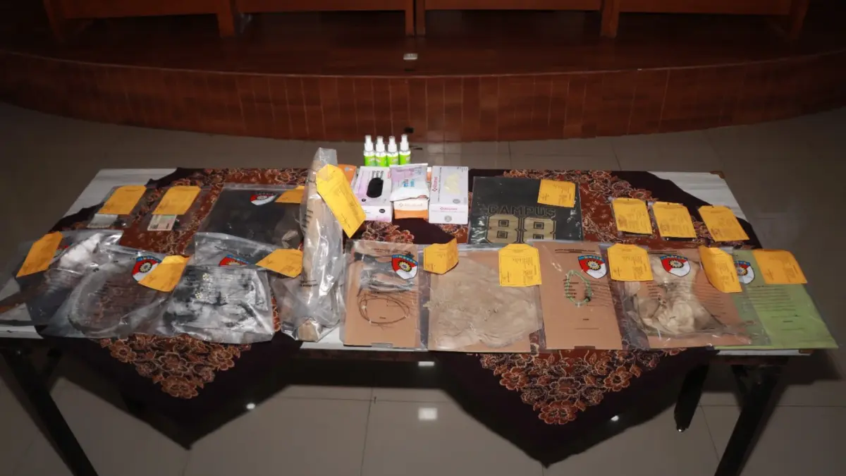 Inilah benda-benda yang digunakan YDF untuk membunuh dan mengubur jasad HMZ, remaja 17 tahun asal Nganjuk. (F