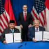 Presiden RI Prabowo Subianto (kiri) dan Presiden Amerika Serikat Donald Trump (kanan) mendatangani perjanjian