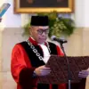 Adies Kadir yang resmi dilantik menjadi Hakim MK (YT Sekretariat Presiden)