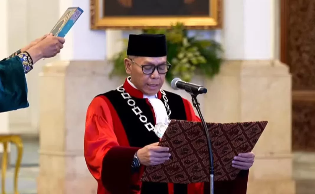 Adies Kadir yang resmi dilantik menjadi Hakim MK (YT Sekretariat Presiden)