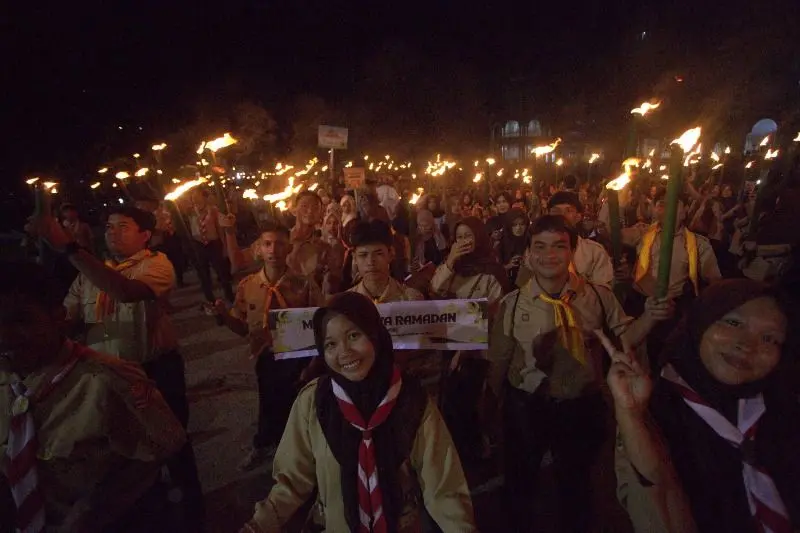 Pawai Obor Jelang Ramadan, Gerakan Pramuka Kwarcab Aceh Barat Libatkan 1.800 Siswa SMP, SMA dan Santri Dayah ebanyak 1.800 pelajar pramuka tingkat SMP dan SMA serta santri dayah mengikuti pawai obor sambut Ramadan 1447H