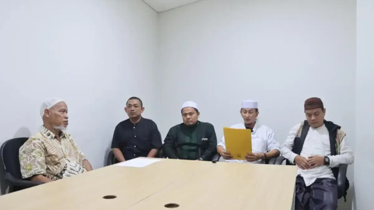 Permohonan Maaf Bahar bin Smith Terkait Kasus Penganiayaan Anggota Banser, Ini Pernyataan Lengkapnya Bahar bin Smith (kedua dari kanan) menyampaikan permohonan maaf terkait kasus penganiayaan anggota Banser, Rid