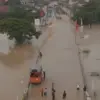 Sejumlah pengendara terjebak akibat luapan Sungai Tuntang merendam Jalan Utama di Kec. Gubug, Kab. Grobogan, J