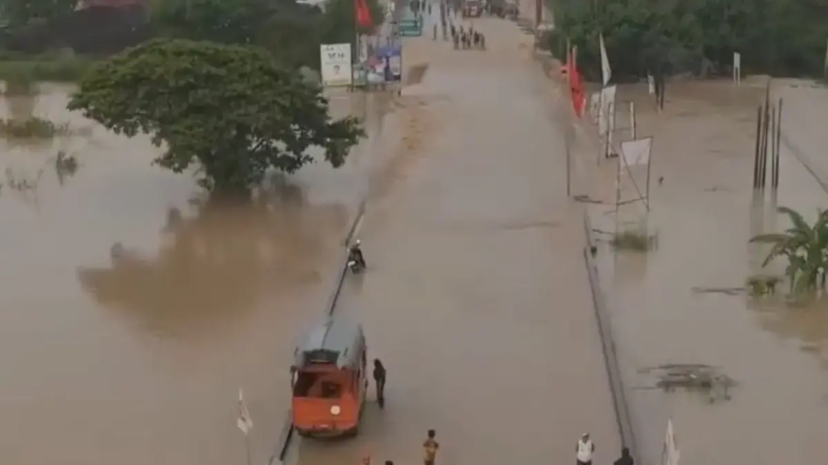 Sejumlah pengendara terjebak akibat luapan Sungai Tuntang merendam Jalan Utama di Kec. Gubug, Kab. Grobogan, J