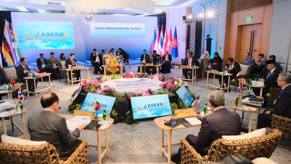 Tegang di LCS, ASEAN Foreign Ministers Meeting Retreat Adopsi Pasukan Penjaga Pantai di Asia Tenggara Menlu negara-negara ASEAN dalam AMM Retreat di Cebu, Filipina. (Kemlu RI)