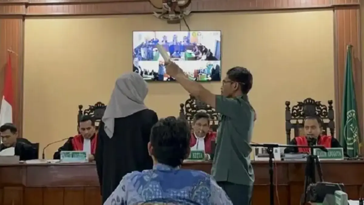 Pengamat Kebijakan Publik Bonatua Silalahi Beberkan Perbedaan Salinan Ijazah Jokowi dari KPU Sidang gugatan citizen lawsuit (CLS) soal keaslian ijazah Presiden ke-7 Jokowi kembali digelar di PN Solo, Sel