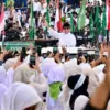 Presiden Prabowo Subianto menyapa warga Nahdlatul Ulama yang memadati Gajayana, Kota Malang, Jawa Timur, Ming