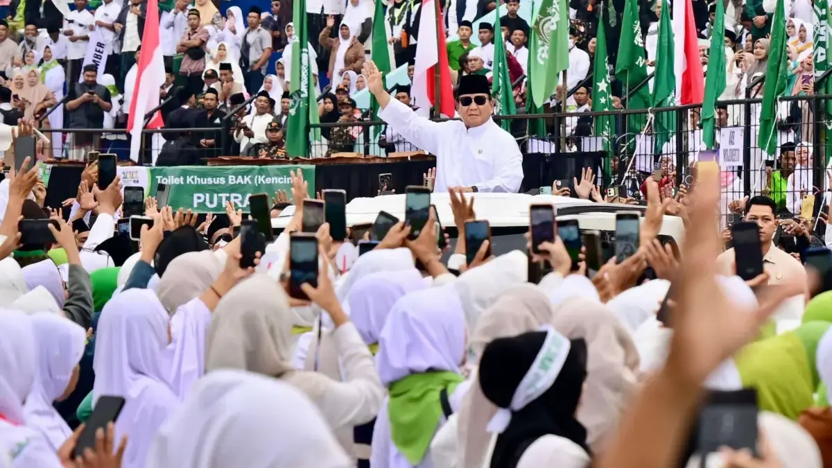 Presiden Prabowo Subianto menyapa warga Nahdlatul Ulama yang memadati Gajayana, Kota Malang, Jawa Timur, Ming