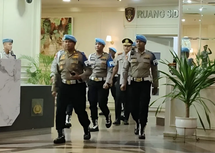 Pengakuan Mengejutkan Mantan Kapolres Bima AKBP Didik Putra Kuncoro: Konsumsi Narkoba Sejak Tahun 2019 Eks Kapolres Bima Kota, AKBP Didik Putra Kuncoro (tengah), digiring petugas keluar dari ruang sidang KKEP di G