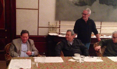 Dari kiri: miliarder Thomas Pritzker, mantan Perdana Menteri Israel Ehud Barak dan pembuat film Woody Allen; J