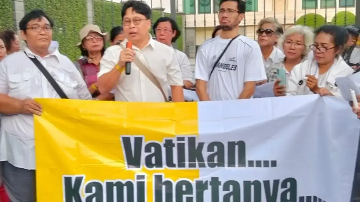 Aktivis Gereja saat menggelar aksi Seribu Lilin dan Doa untuk Mgr Paskalis Bruno Syukur di depan Kedutaan Besa