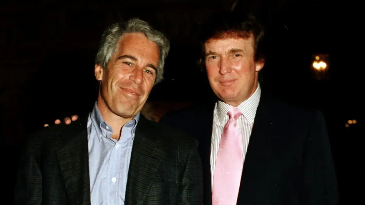 Tuding Pelaku Kejahatan Seksual Itu Berkonspirasi, Trump: Saya Tidak Bersahabat dengan Jeffrey Epstein Jeffrey Epstein dan Donald Trump di Mar-a-Lago di Palm Beach, Florida, pada tahun 1997 (Davidoff Studios/Getty