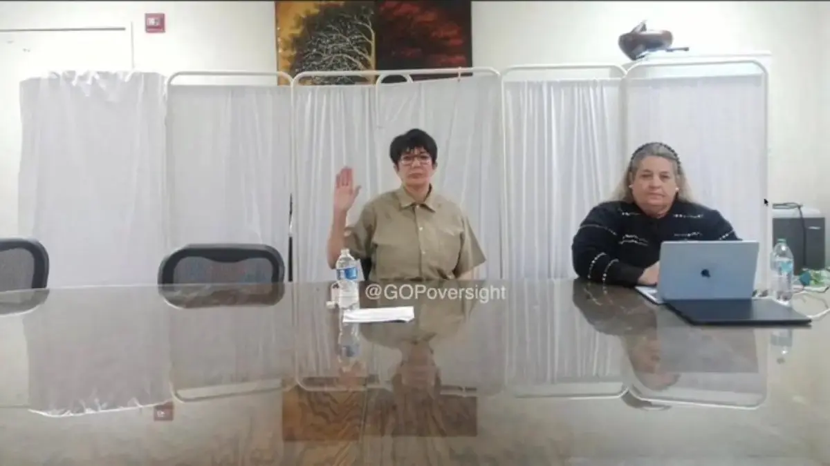 Ghislaine Maxwell dihadirkan via tautan video dari penjara tempatnya ditahan, namun dia menolak untuk menjawab