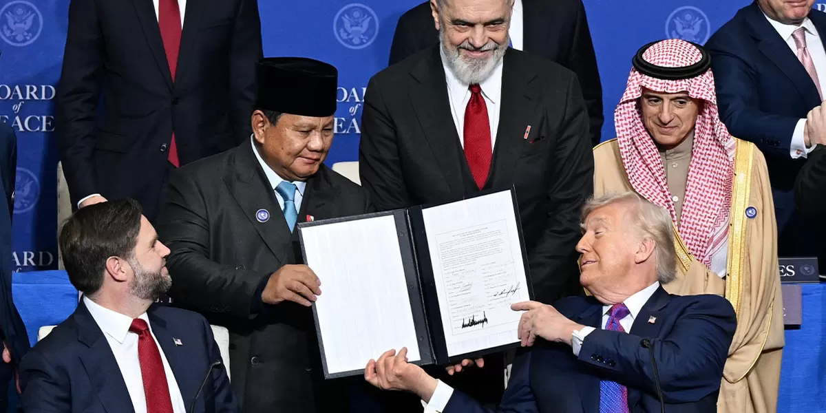 Presiden Prabowo Subianto di hadapan Presiden Amerika Serikat, Donald Trump dan para delegasi lainnya dalam In