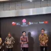 Jajaran pejabat Otoritas Jasa Keuangan (OJK) bersama pejabat Self-Regulatory Organization (SRO) menggelar Konf