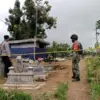 Polisi dan tim medis saat melakukan ekshumasi malam santri berinisial DRP (11), di Desa Conto, Kecamatan Buluk