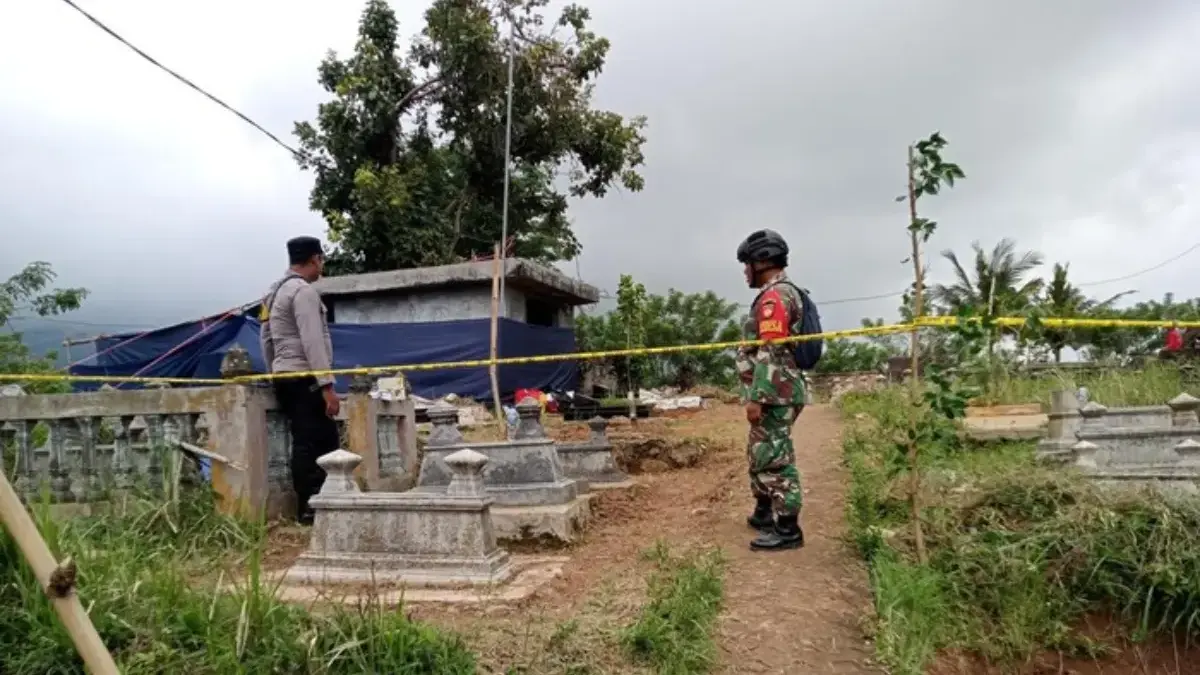 Kasus Kematian Santri di Wonogiri Ditemukan Kejanggalan Polisi Bongkar Makam Polisi dan tim medis saat melakukan ekshumasi malam santri berinisial DRP (11), di Desa Conto, Kecamatan Buluk
