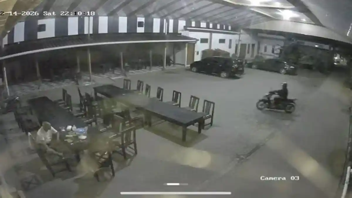 Tangkapan layar CCTV yang memperlihatkan terduga pelaku penembakan di rumah Amat Muzakhin alias Boim (56), sua