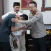 Polisi menyerahkan tiga mahasiswa yang sempat diamankan dalam aksi di depan Mapolda DIY kepada pihak rektorat.