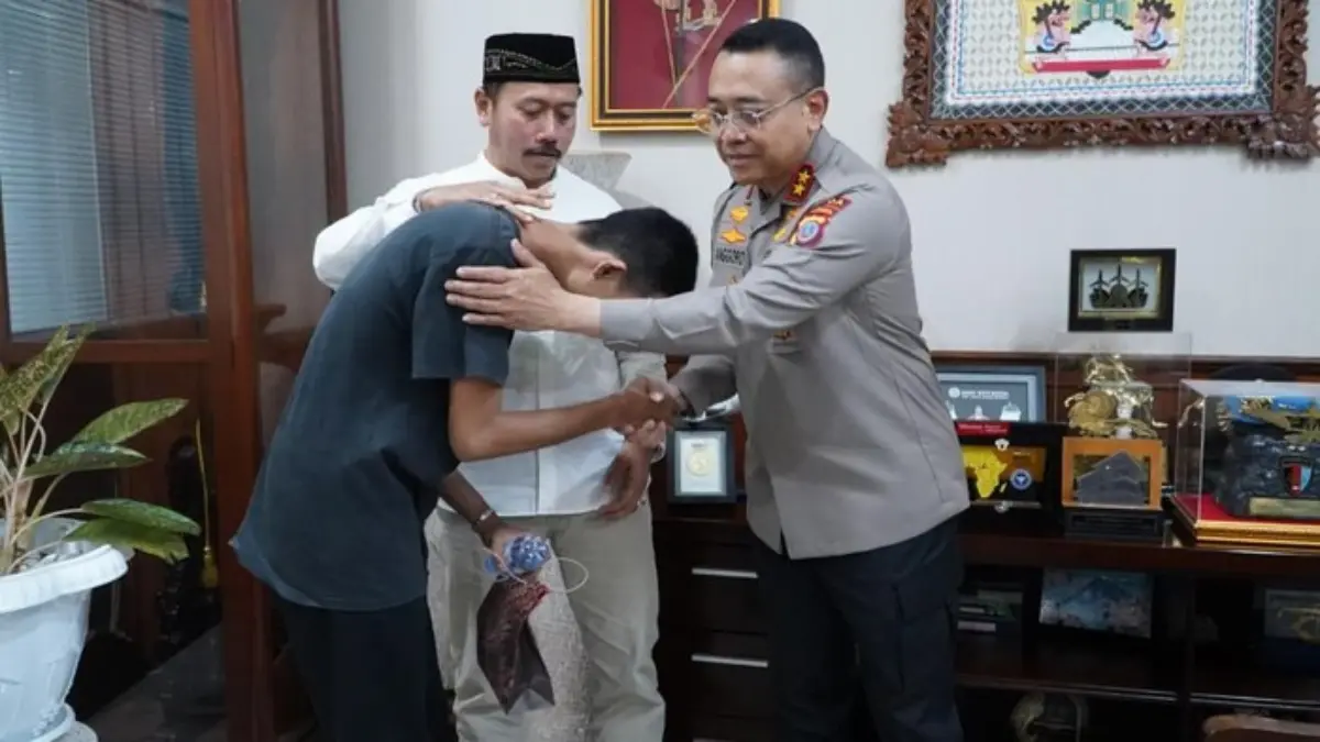 Buntut Oknum Brimob Penganiaya Pelajar, Aksi Sempat Diwarnai Kericuhan hingga Perusakan Pagar Mapolda DIY Polisi menyerahkan tiga mahasiswa yang sempat diamankan dalam aksi di depan Mapolda DIY kepada pihak rektorat.