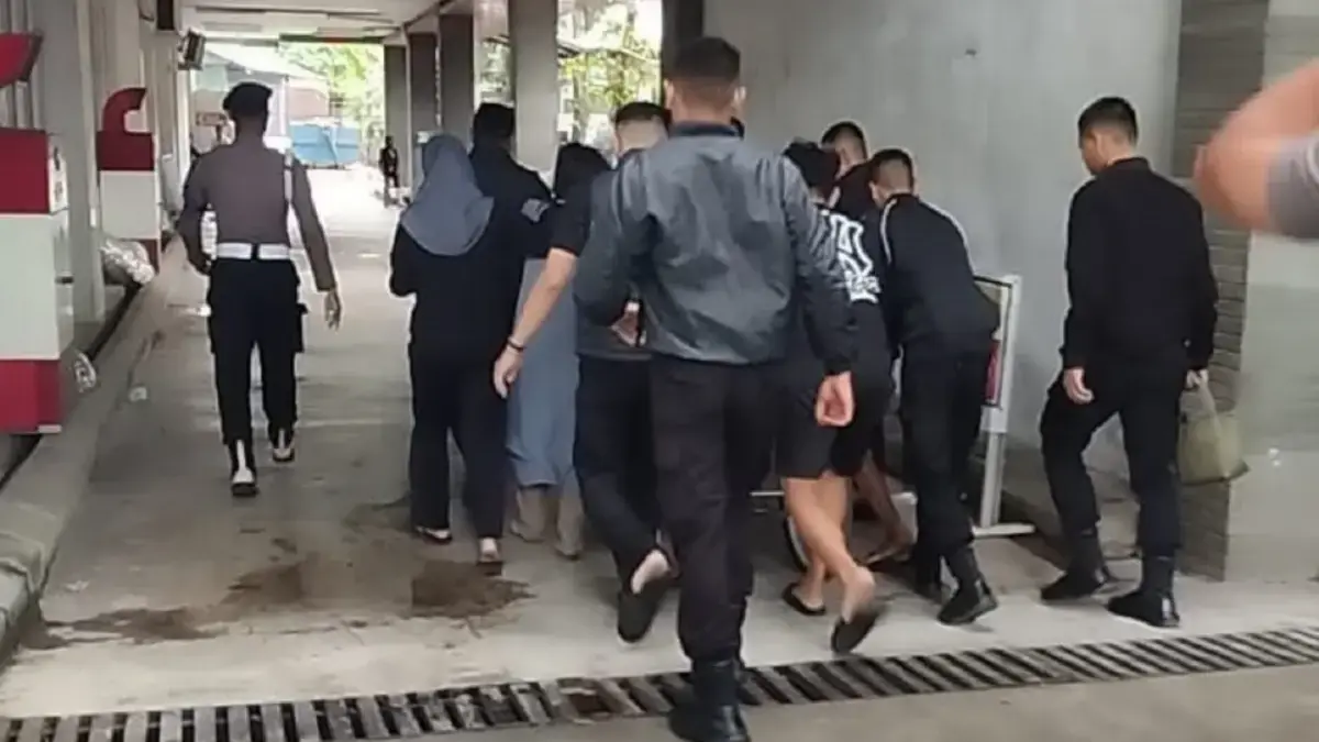 Petugas membawa jenazah Bripda Dirja Pratama ke RS Bhayangkara Makassar untuk menjalani proses autopsi, Minggu