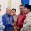 Presiden Prabowo Subianto (kanan) bersama eks Wamenlu Dino Patti Djalal (dua dari kanan). (Foto/BPMI)