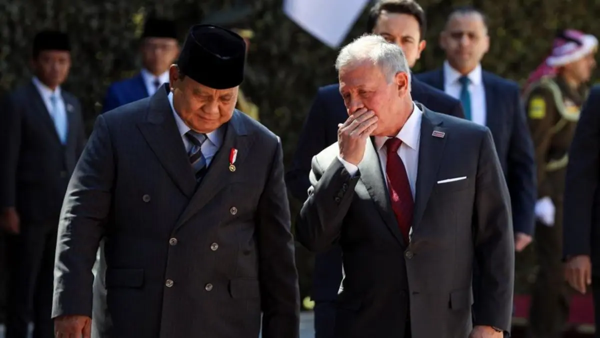 Raja Abdullah II dari Yordania menyambut Presiden Indonesia Prabowo Subianto di Istana Basman di Amman, Yordan