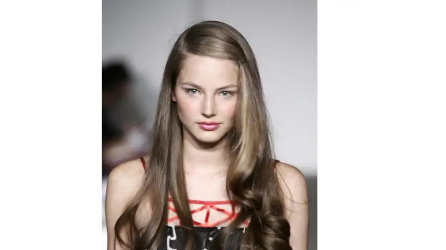 Model itu dikenal sebagai Rapunzel Rusia.