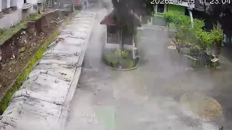 Apa Sebab Tembok di SMPN 82 Jakarta Selatan Roboh? Tembok roboh ke arah SMPN 182, Kalibata, Jakarta Selatan (Instagram SMPN 182)