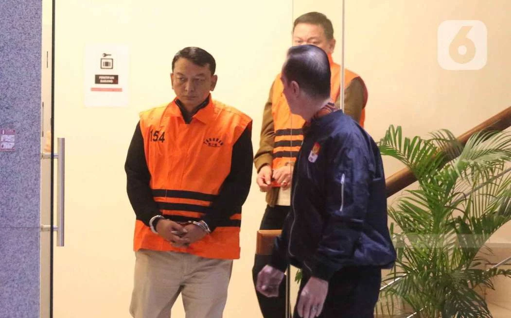 Ketua Pengadilan Negeri Depok, I Wayan Eka Mariarta saat digiring menuju mobil tahanan di Gedung Merah Putih K