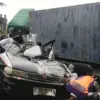 Petugas saat evakuasi mobil sedan dan truk kontainer yang terlibat kecelakaan di Karawang. (Polres Karawang)