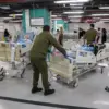 Anggota personel keamanan Israel memindahkan seorang pasien di area parkir Sourasky Medical Center demi kesela