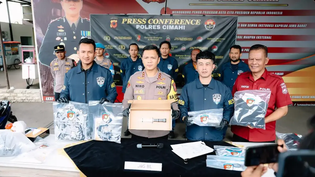 Kapolres Cimahi AKBP Niko N. Adi Putra saat melakukan konferensi pers di Cimahi, Jawa Barat, Minggu (15/2/2026