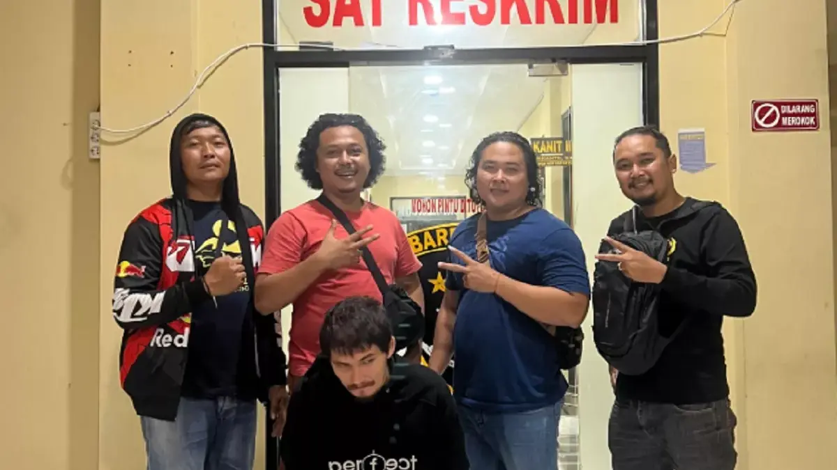 Polisi berseragam bebas menunjukkan buronan Interpol berinisial SS yang merupakan WN Kazakhstan di Mapolres Lo